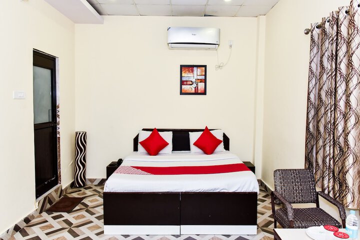 Room 4 of 8