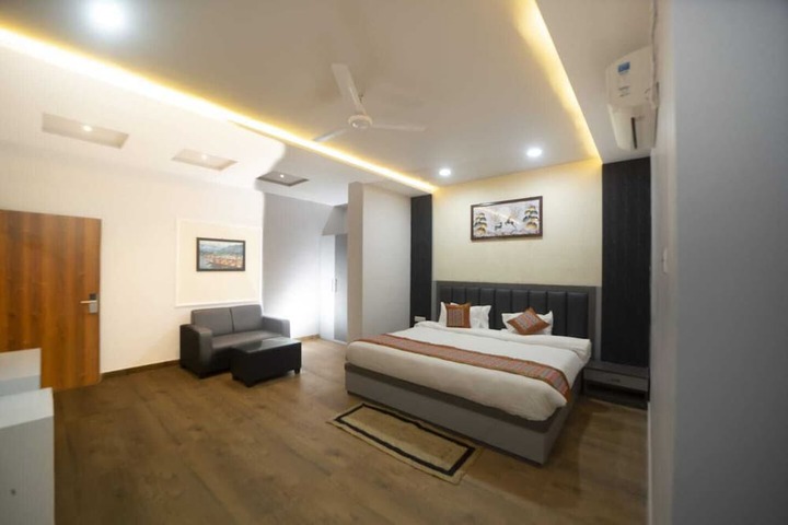 Room 9 of 38