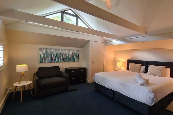 Room 10 of 98