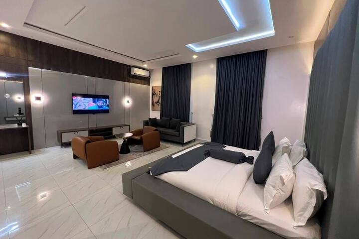 Room 7 of 12