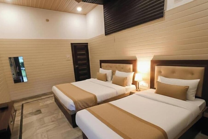Room 6 of 15