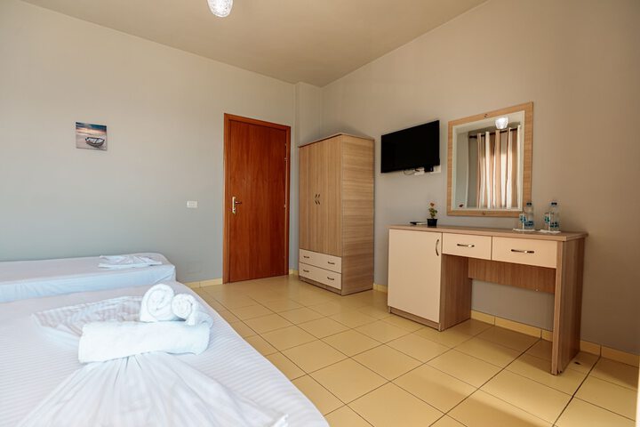 Room 17 of 40