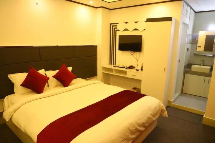 Room 9 of 39