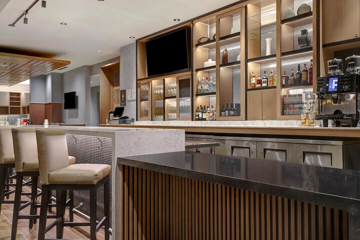 Lounge 42 of 44