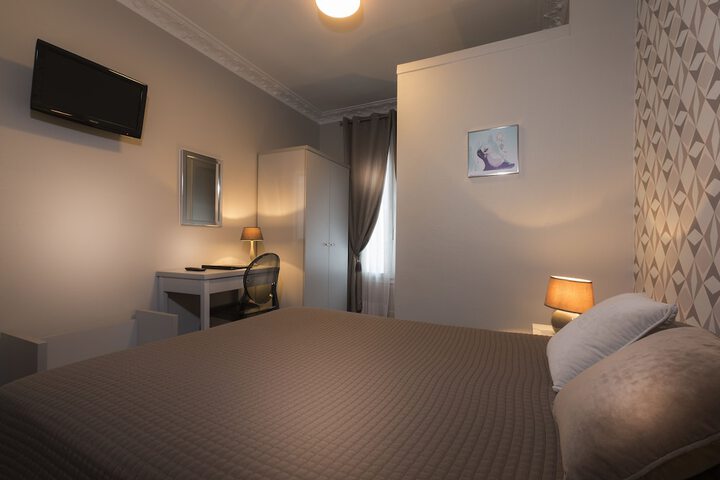 Room 10 of 37