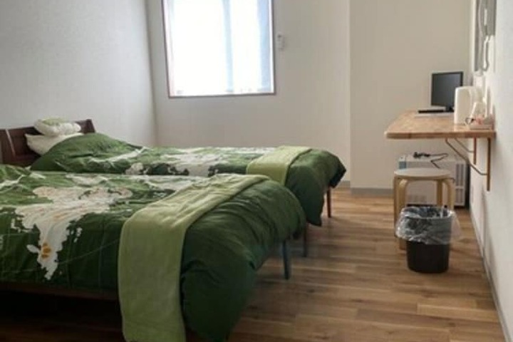 Room 6 of 8