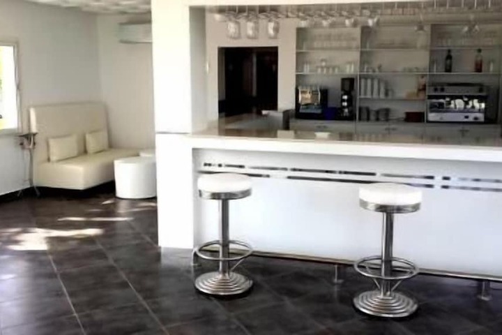 Lounge 23 of 40