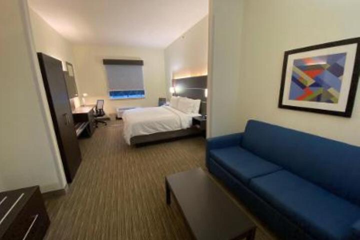 1 King Bed (1 of 10)