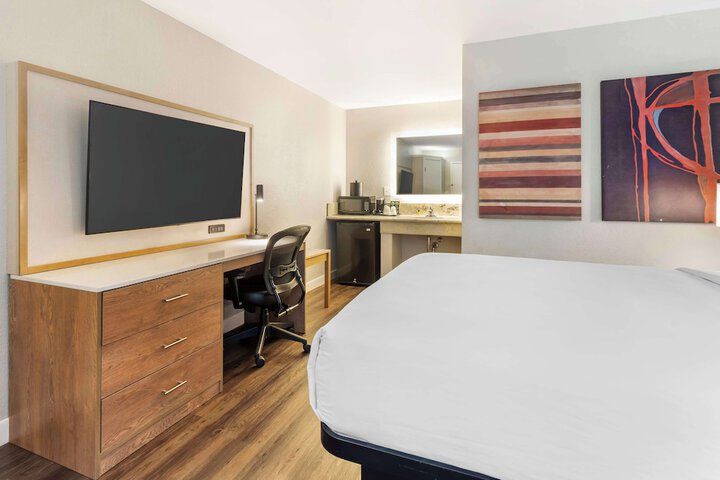 1 Queen Bed Exterior Accessible Microwave and Refrigerator Full Breakfast (4 of 22)