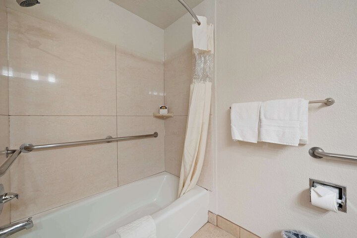 2 Queen Beds High Speed Internet Accessible Microwave and Refrigerator Safe Full Breakf (5 of 34)