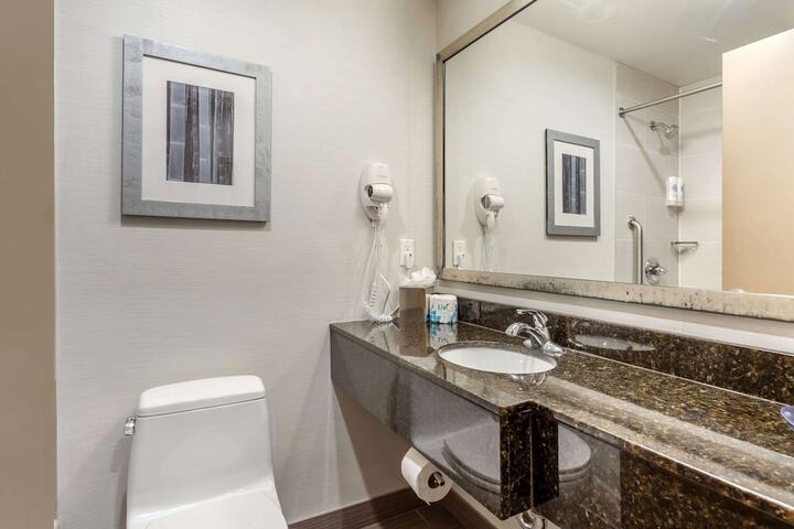 1 King Bed Basement Work Desk Refrigerator WiFi Coffee Tea Maker Continental Breakfast (6 of 6)