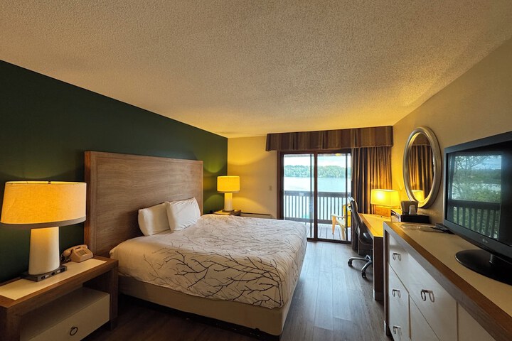Room 8 of 115