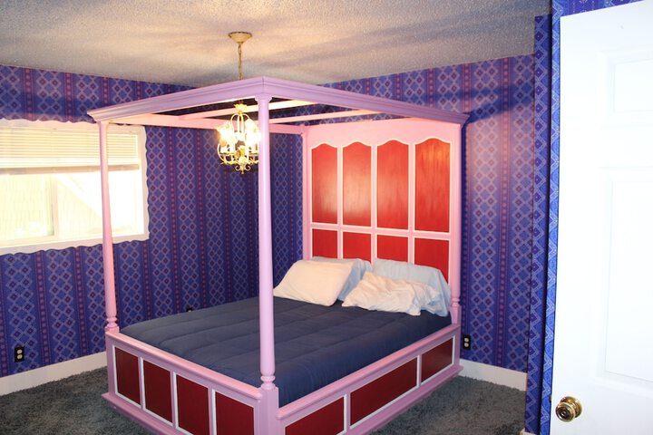 Room 33 of 77