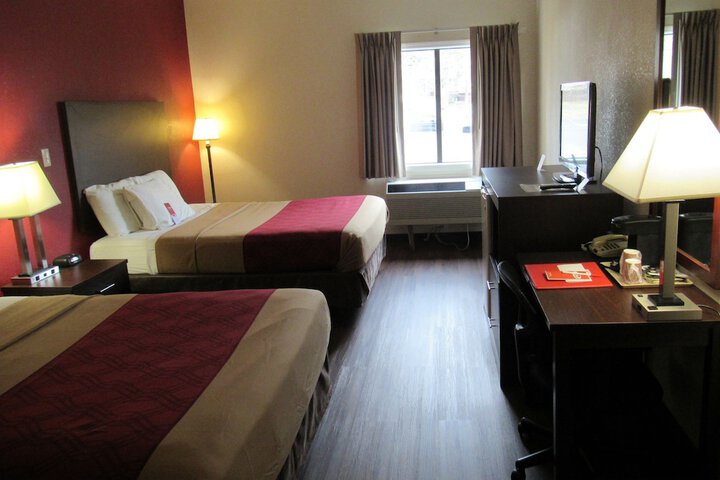 1 Queen Bed (3 of 18)