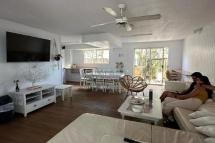 Lounge 5 of 69
