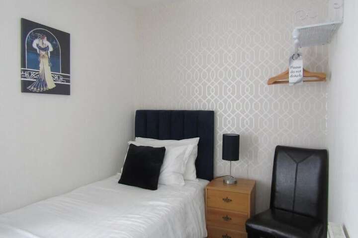 Room 8 of 99