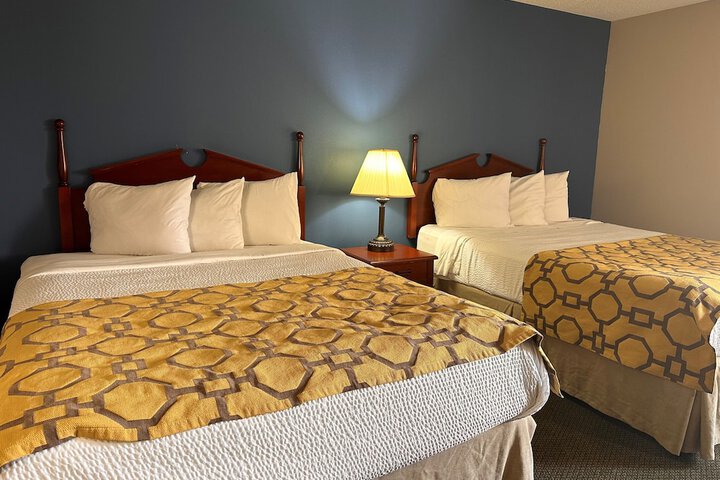 2 Queen Beds (5 of 8)