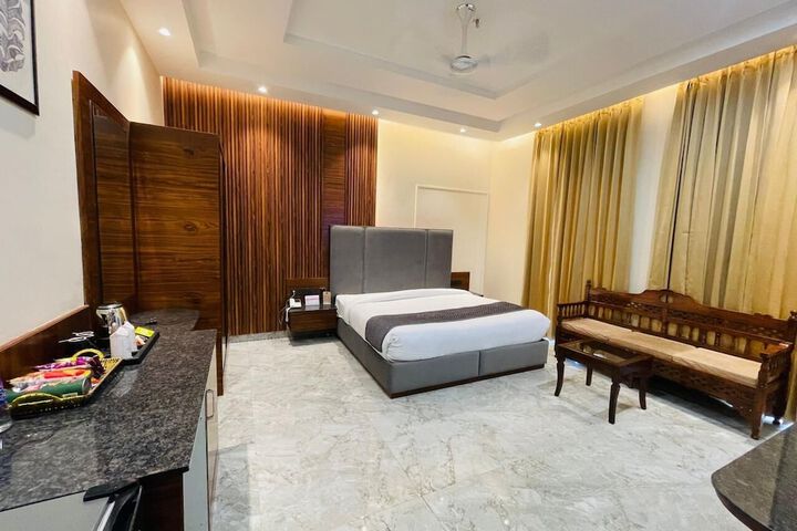 Room 4 of 16
