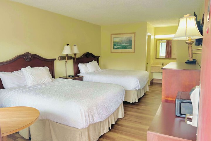 2 Queen Beds (7 of 7)