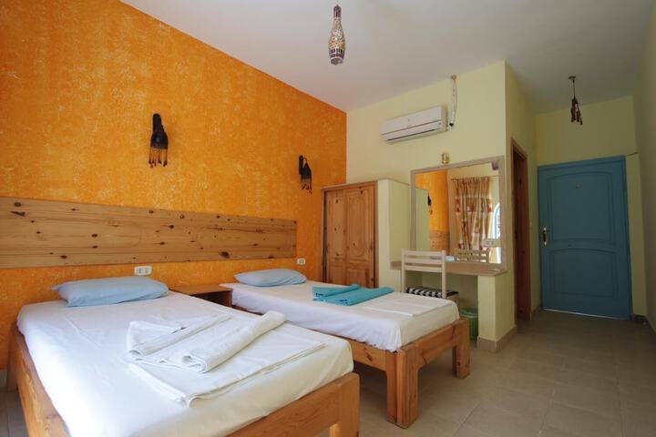 Room 4 of 87