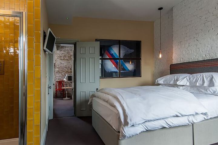 Room 11 of 38