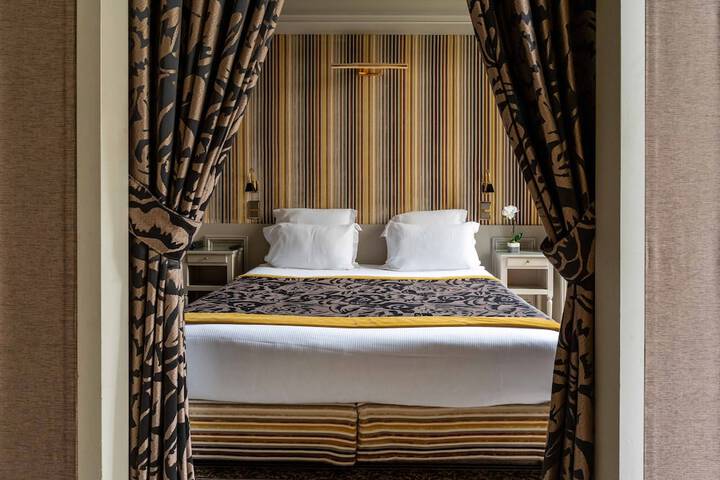 Room 28 of 74