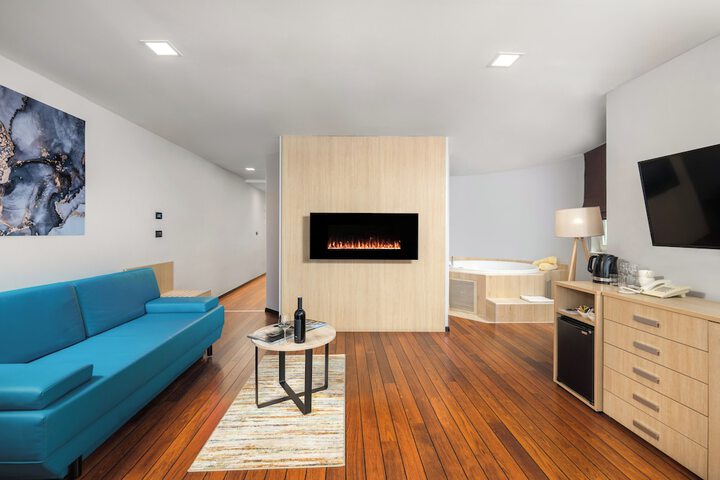 Room 10 of 36