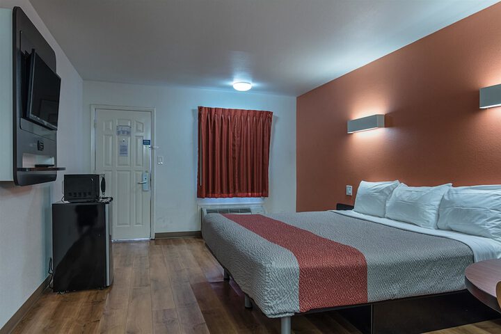 1 King Bed (3 of 11)