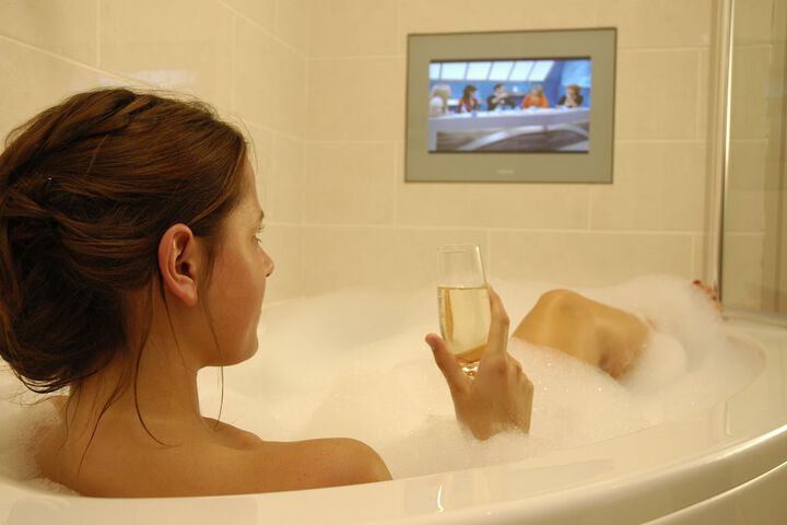 Deep soaking bathtub
