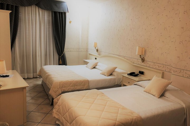 Room 5 of 18