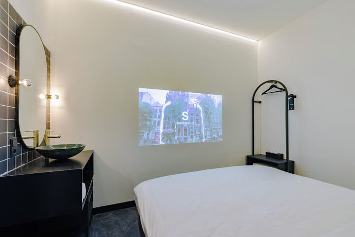 Room 42 of 81