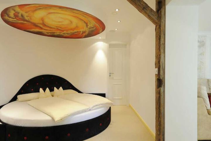 Room 6 of 32