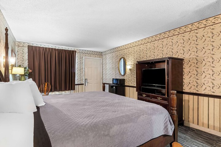 1 King Bed - Free WiFi, Microwave, Refrigerator, Hairdryer Cable TV HBO Free Local (2 of 11)