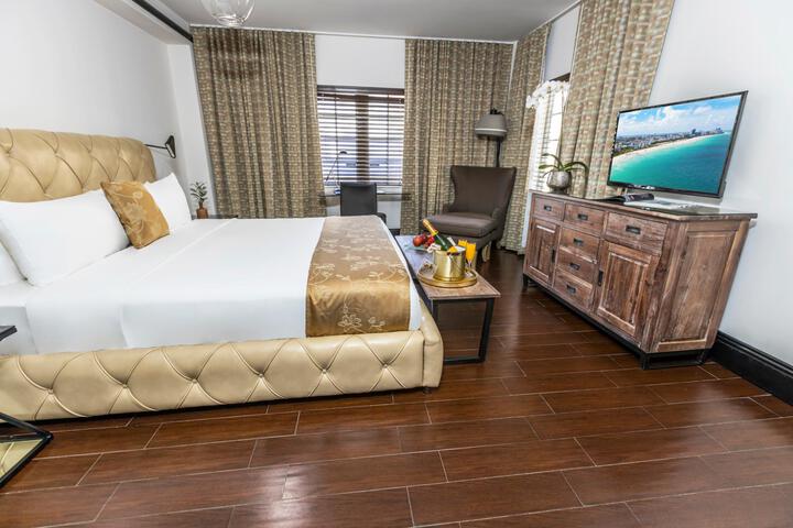 Classic Double Queen Room (6 of 8)