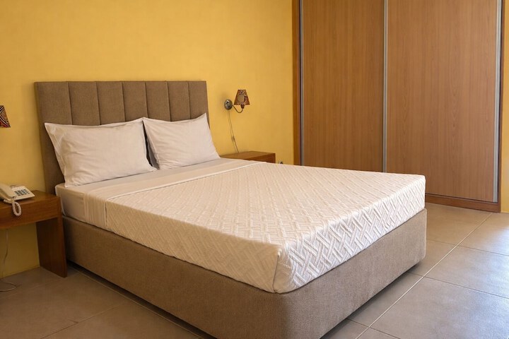 Room 10 of 18