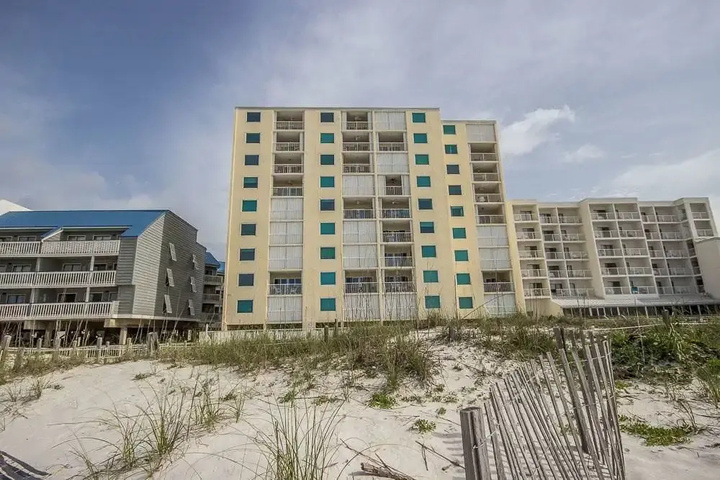 Exterior of Castaways 6b