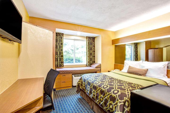 1 Queen Bed Hearing Accessible Room (5 of 13)