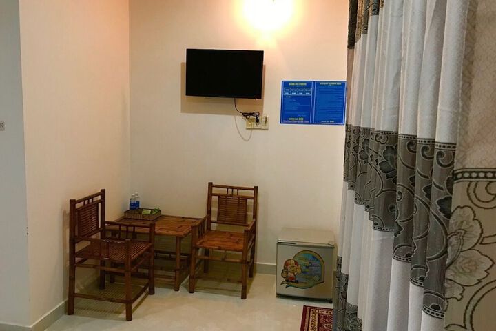 Room 7 of 12