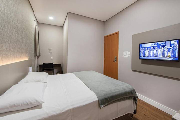 Room 9 of 32
