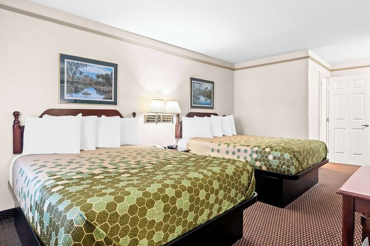2 Queen Beds Flatsc Microfridge High Speed Continental Breakfast (7 of 7)