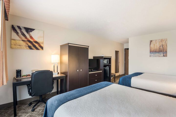 2 Queen Beds Microwave and Refrigerator 32 Inch LCD Television High Speed Internet Full Breakfast (2 of 18)