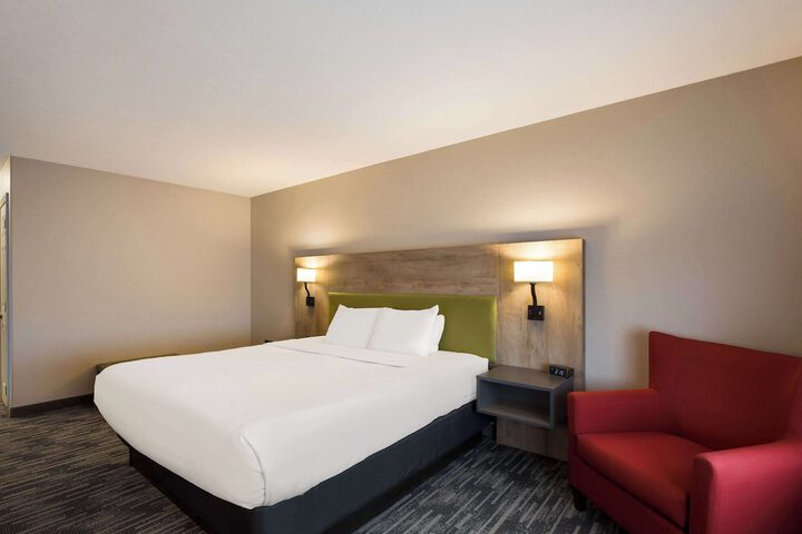 1 King Bed (8 of 30)