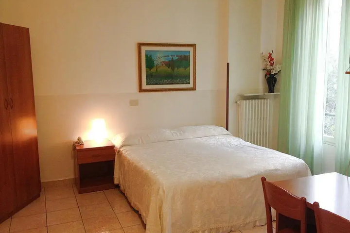 Room 2 of 10