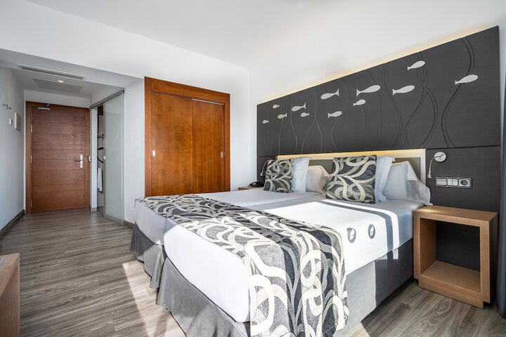 Room 5 of 82
