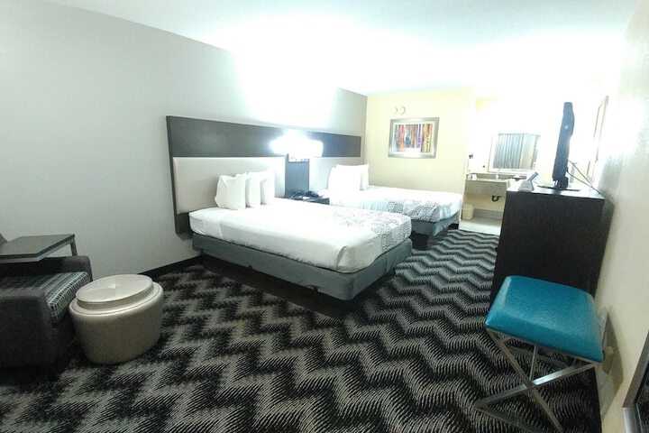 2 Double Beds - Wireless High Speed Internet Accessible Microwave and Refrigerator, Coffee (4 of 20)