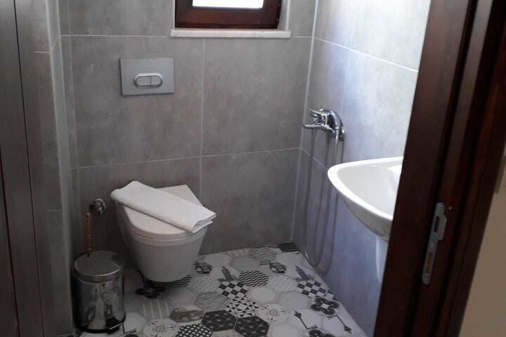 Room 4 of 36