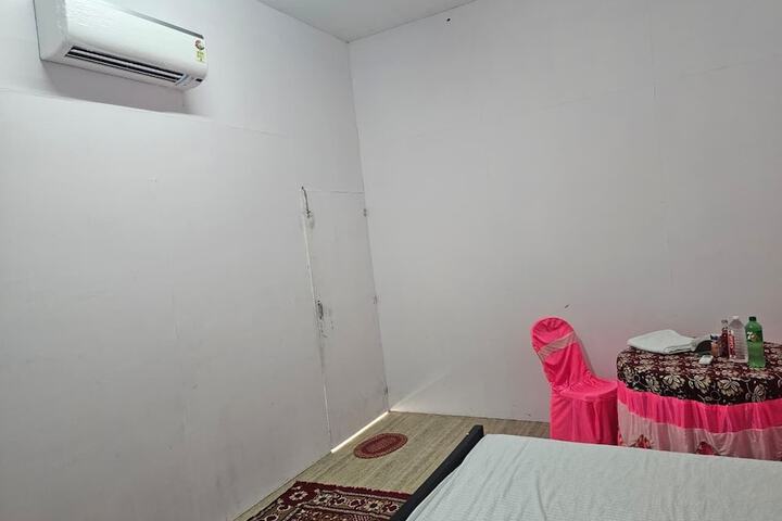 Room 9 of 37