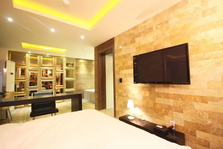 Room 5 of 19