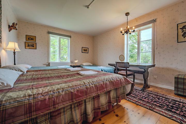 Room 93 of 148