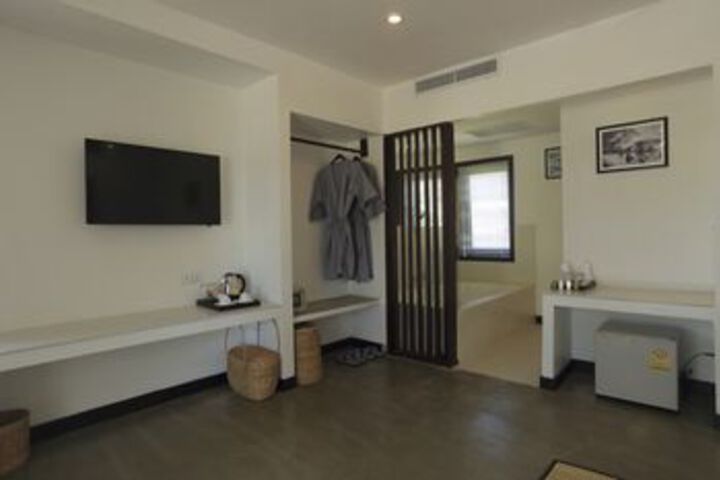 Room 32 of 48